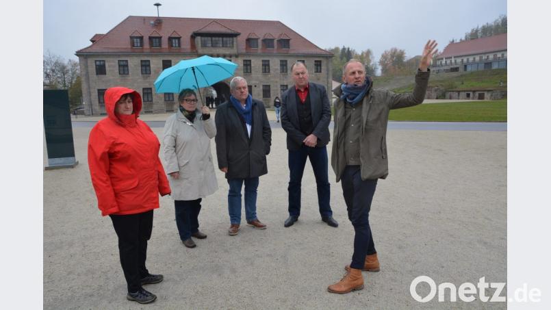 Christa Schikorra (Zweite von links) und Jörg Skriebeleit (rechts) führten die Bundestagsabgeordneten Marianne Schieder, Thomas Hacker und Erhard Grundl (von links) durch die KZ-Gedenkstätte Flossenbürg. Bild: ehi