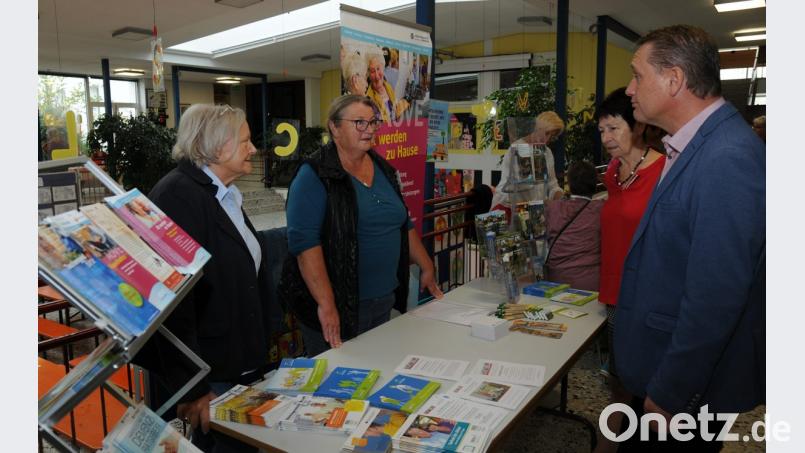 Beim Eröffnungsrundgang durch den Gesundheitstag informieren sich die Bürgermeister (von rechts) Hermann Böhm und Gertrud Weigl auch am AOVE-Stand mit Waltraud Lobenhofer und Siegrid Böhm über deren Angebote zum Thema „Alt werden zu Hause“. Bild: gf