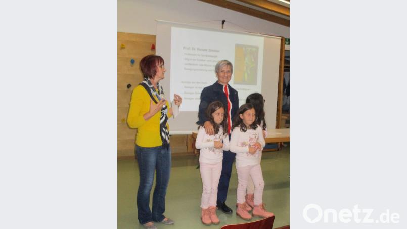 Marlene Groitl erläuterte, warum Bewegung so wichtig für die Entwicklung der Kinder ist. Links im Bild Kindergartenleiterin Gabi Schönberger. Bild: exb