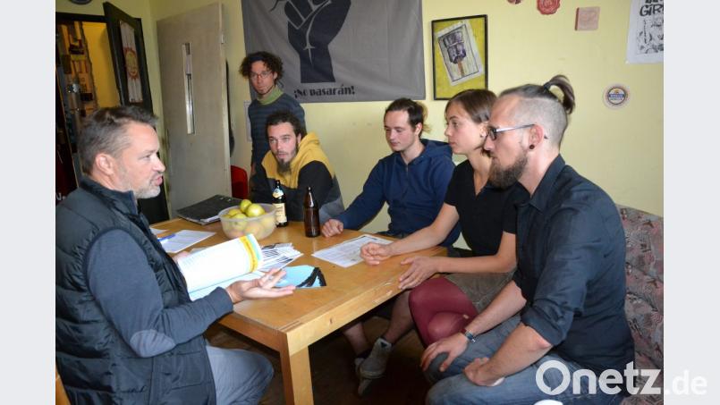 In der Küche im Obergeschoß diskutieren die Mitglieder des Hausvereins A11 mit Ali Daniel Zant (links) über ihre Pläne und Träume. Bild: Beate-Josefine Luber