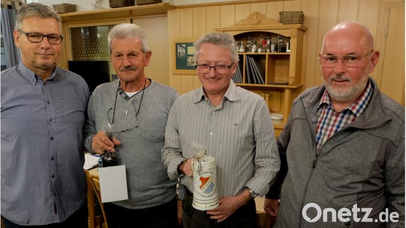 Ehrungen treuer Mitglieder stehen im Mittelpunkt der Jahreshauptversammlung des Clubs „Unter uns". Von links: Kassier Gerhard Schaller, Hermann Sommer, Helmut Spickenreuther und Vorsitzender Siegfried Schuller. Bild: le