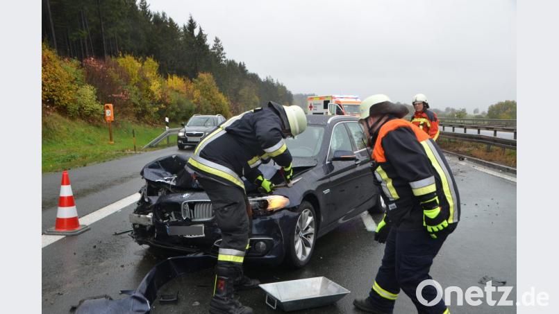 Feuerwehrleute aus Leuchtenberg fingen sofort die auslaufenden Betriebsmittel in einer Ölwanne auf. Kreisbrandmeister Christian Demleitner (rechts) war ebenfalls am Einsatzort. Bild: dob