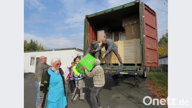 Mit vereinten Kräften wurde am Dienstag wieder unter Anleitung der 87-jährigen Geroldine Ondrusek (vorne) angepackt für einen neuen Hilfstransport nach Ruanda. Bild: ubb