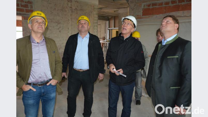 Bürgermeister Roland Grillmeier, Leonbergs Bürgermeister Johann Burger, Architekt Armin Juretzka und Mitterteichs 2. Bürgermeister Stefan Grillmeier bei der Begutachtung der Decken. Bild: jr