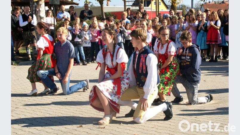 Die eigene Tracht hatten Schüler der tschechischen Partnerschule bei ihrer Tanzaufführung angelegt. Bild: agr