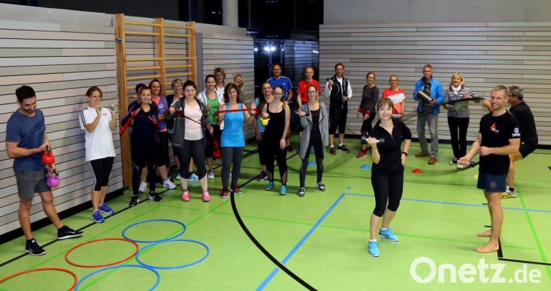 Übungsleiterin Anja Helgert (vorne) stellt den neuen Kurs HIIT (High Intensity Interval Training) vor. Bild: mef