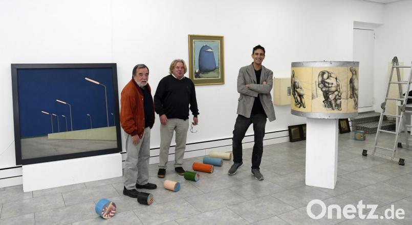 Uli Wähner (von links), Hans Graf und Marcus Trepesch inmitten der original Kunstwerke, die schon 1968 im alten Baustadel ausgestellt waren und ab Freitag wieder zu sehen sind. Bild: Petra Hartl