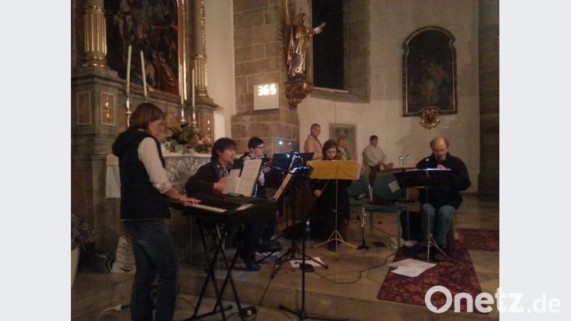 Birgit Kneidl (Keyboard), Robert Baier (Gitarre), Birgit Brunner (Querflöte), Franziska Baier (Geige und Oboe) und Hans Schweizer (Blockflöten, von links) gestalten den Gottesdienst musikalisch. Bild: kia