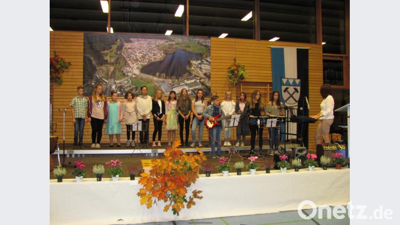 Nach Afrika nimmt der Chor der Mittelschule die Gäste mit dem Lied: "Jambo" mit, begleitet von Keyboard, Trommeln und E-Piano. Bild: sei