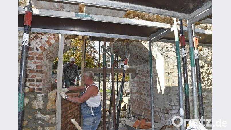 Der Durchlass durch die Stadtmauer muss für den neuen Pioniersteg völlig verändert werden. Deutlich ist zu erkennen, dass er künftig deutlich schräger über dem Stadtgraben liegen wird. Bild: Petra Hartl