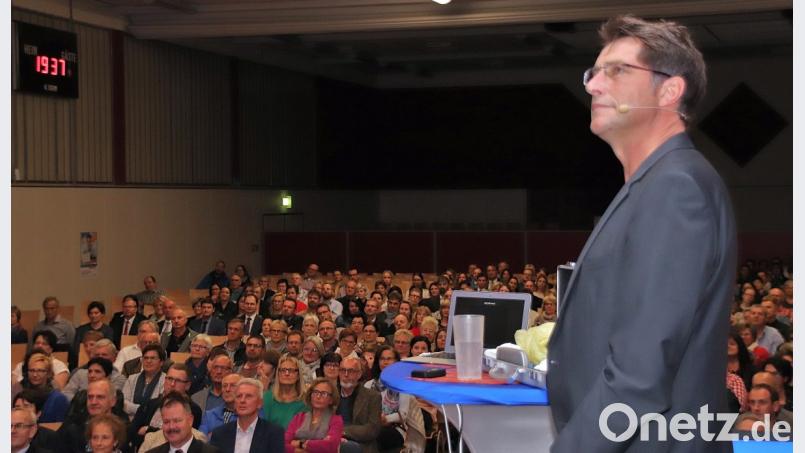 Der Referent versicherte, positives Denken, Humor und Kreativität seien die Wege zum Glück. Bild: Thomas Dobler
