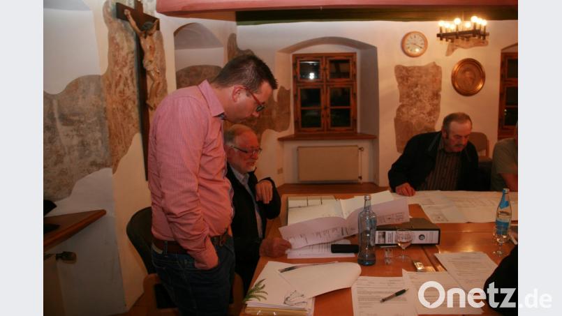 Nach eingehender Prüfung (im Bild von links Kämmerer Harald Seitz, Bürgermeister Herbert Bauer und zweiter Bürgermeister Bernhard Schuller) werden die Pläne der Falkenberger GZ Immo GmbH vom Marktrat einstimmig auf den Weg gebracht. Bild: wro