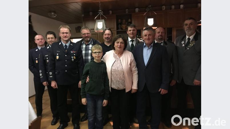 Josef Beierl (vorne) daneben seine Frau Irmi und Enkel Johannes im Kreise der Vereinsvertreter an seinem 70. Geburtstag im Gasthof Anzer, Oberlind. Bild: sl