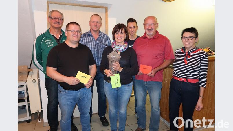Erika Heider (vorne, Zweite von links) sichert sich den ersten Platz beim Kirchweihschießen der Frauenreuther Sportschützen, vor den weiteren Gewinnern Wolfgang Schlicht (vorne links) und Helmut Wildenauer (vorne, Zweiter von rechts). Vorsitzende Edeltraud Kaßeckert (rechts) und die Standaufsichten (hinten von links) Peter Kaßeckert, Bernhard Stock und Patrik Stengl gratulieren dem Siegerteam. Bild: bsc