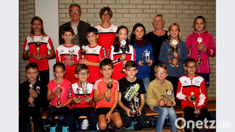 Mit Pokalen zeichnete Abteilungsleiterin Anka Stangl ihre jungen Leichtathleten für zahlreiche Starts bei Wettkämpfen in der Oberpfalz aus. Bild: R. Kreuzer