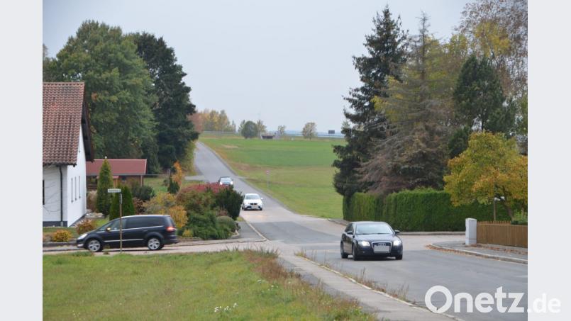 In der Oberlinder Straße wird zu oft mit nicht angepasster Geschwindigkeit gefahren, findet zumindest Reiner Hartwig als unmittelbarer Anwohner. Pflanztröge könnten seiner Meinung nach die Raser ausbremsen. Bild: dob