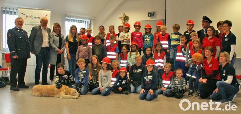 Feuerwehr-Vorsitzender Georg Schmid (links), das Leitungsteam der Kinderfeuerwehr und die Buben und Mädchen freuten sich über die Spende des Unternehmerehepaars Hans (Zweiter von links) und Gerlinde Fleischmann (Dritte von links). Bild: agr
