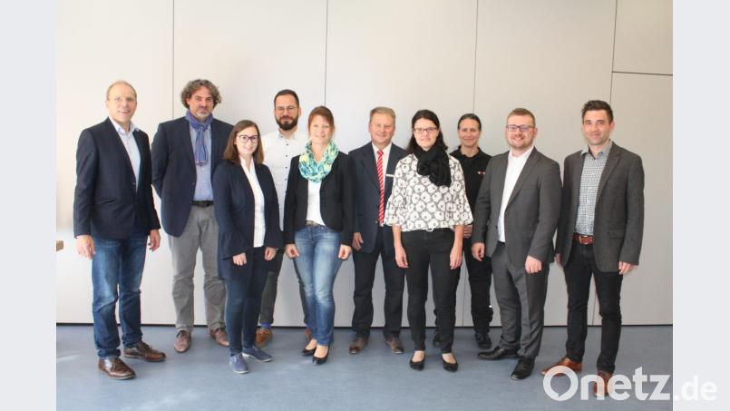 Schulleiter Ludwig Pfeiffer (links) dankte den Personalreferenten von Firmen, Behörden und Bildungseinrichtungen, die die Jugendlichen der elften Jahrgangsstufe bei der Berufsfindung unterstützten. Bild: lg