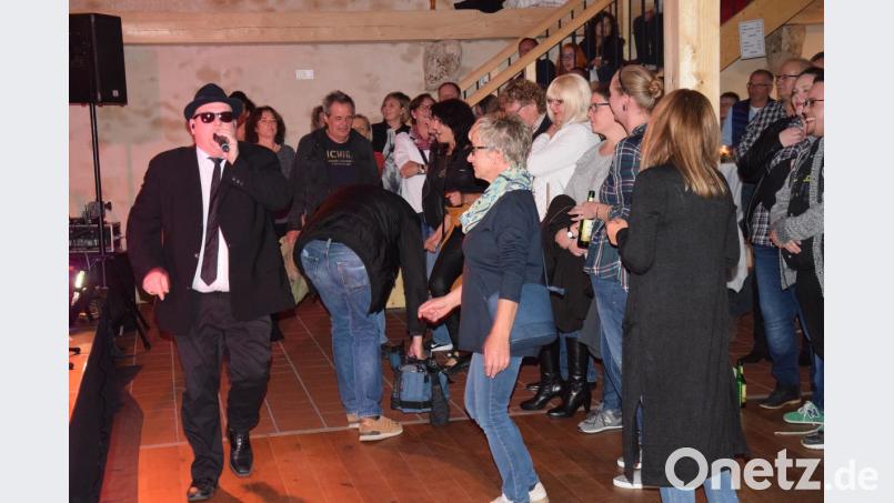 Show und Animation - Frontmann Stephan "Kare" Karl von den Bul´s Brothers hat mit seiner Show den richtigen Funken gezündet. Bild: bö