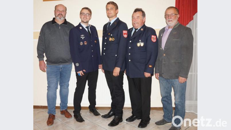 Bürgermeister Johann Graßl und KBM Konrad Hoch (von rechts) gratulierten dem neuen Kommandanten Matthias Rötzer (Mitte) und dankten dem scheidenden Kommandanten Thomas Forster (Zweiter von links) für seine geleistete Arbeit. Bild: weu