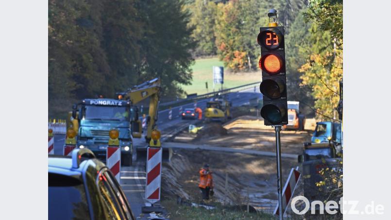 Aufmerksame Autofahrer werden es bemerkt haben: Die Ampel auf der B 85 zählt die letzten 43 Sekunden ihrer Rot-Zeit auf null herunter – man kann sich so auf den Start vorbereiten. Bild: Petra Hartl