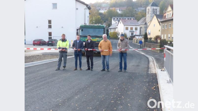 Das Band durchschneiden (von links) Polier Jan Gorgas, Bauhofleiter Christian Brand, Bürgermeister Jörg Fritsch, Ingenieur Manfred Raum und Wolfgang Birke von der Englhard Bau-GmbH Amberg. Bild: fm