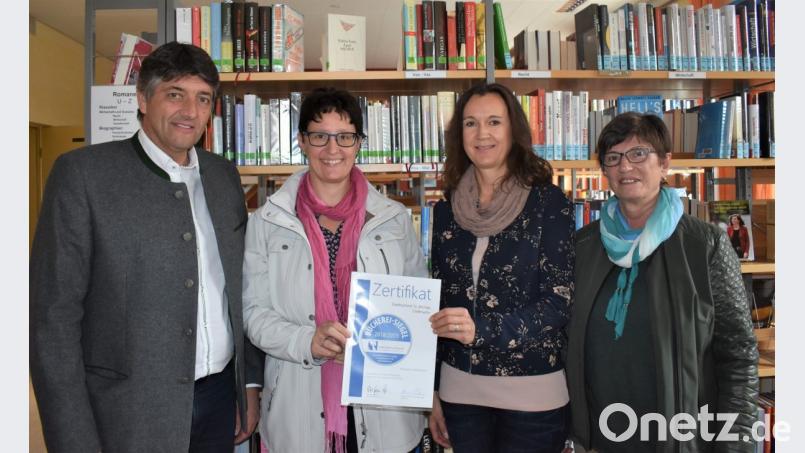 Bürgermeister Edgar Knobloch (links) überreichte das Bücherei-Siegel für die Stadtbücherei "St. Michael" an Büchereileiterin Doris Baumann (Zweite von links). Mit auf dem Bild sind Inge Dietl (von rechts) und Kornelia Bauer. Bild: rgr