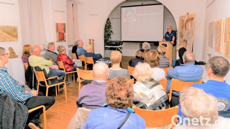 Fotoclubvorsitzender Alois Hubmann hält im Kultursaal des Stadtmuseums einen Bildervortrag. Bild: tu