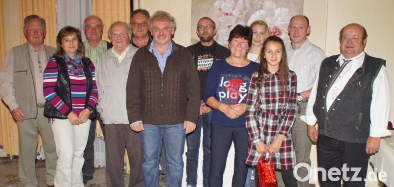 Die besten Einzelschützen beim Kirchweihschießen mit Schützenmeister Horst Fettke (links) und Schießleiter Josef Bock (rechts). Bild: mmj