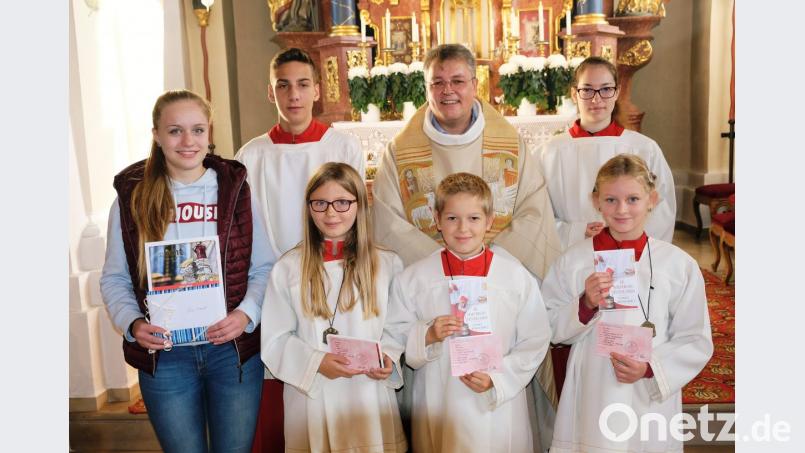 Drei neue Ministranten gehören nun zu den „Lausbuben Gottes“ in der Expositur Oberbibrach. Gleichzeitig verabschiedet Pater Adrian zwei Jugendliche aus dem Altardienst. Unser Bild zeigt (vorne, von rechts) die „Neuen“ Hanna Steuber, Christian Seifert und Theresa Walberer sowie Elisa Biersack (verabschiedet) mit (hinten, von links) Oberministrant Andreas Liebl, Pfarrer Adrian und Oberministrantin Susanne Seifert. Es fehlt Jonas Holland (ausgeschieden). Bild: do