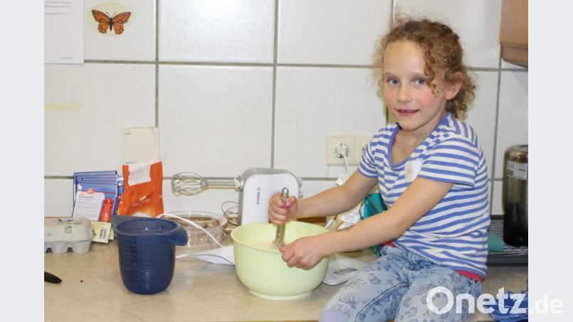 Der Teig für die Apfelkücherl musste gut gerührt werden. Bild: ema