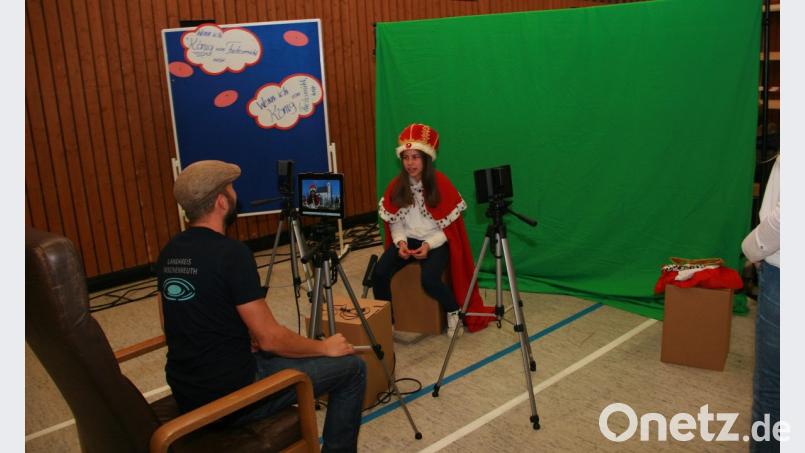 Wenn ich König von Fuchsmühl sein dürfte, wie würde ich meinen Ort gestalten? Ein Erinnerungsfoto darf da nicht fehlen. Links im Bild T1-Medienpädagoge Philipp Reich. Bild: wro