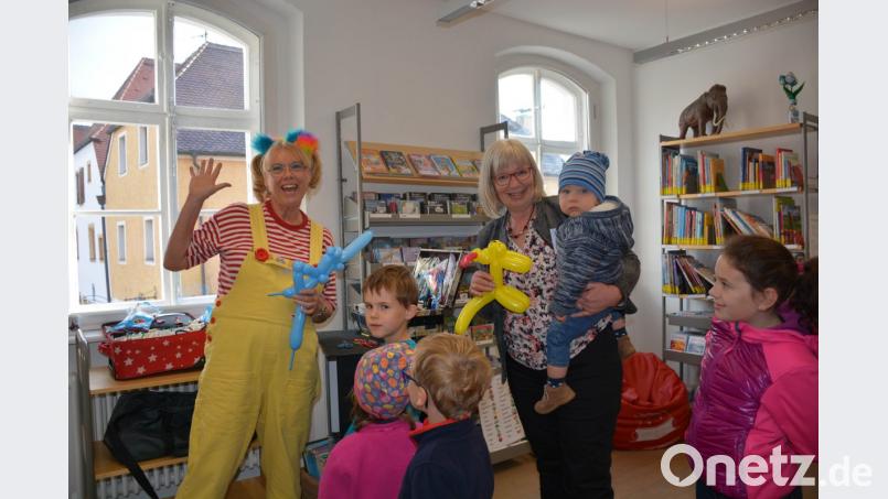 Zauberclown &quot;Emma&quot; kreierte geschickt Luftballontiere für die Kleinen. Leiterin Elfriede Jauernig (rechts) freute sich ganz besonders über die vielen Besucher. Bild: eya