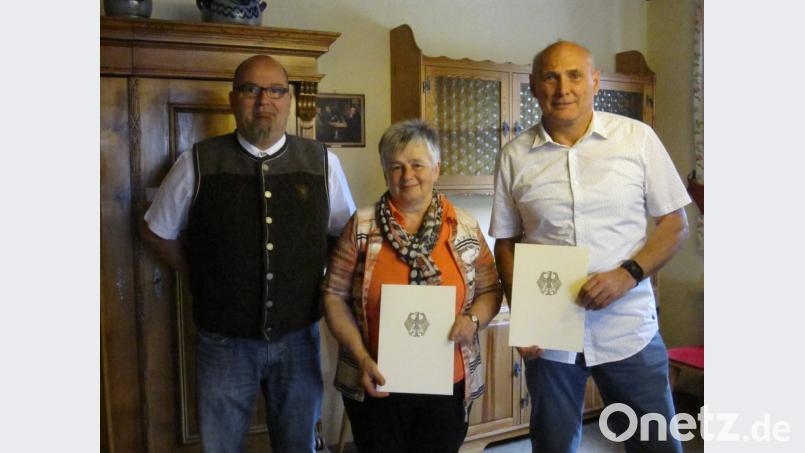 Regierungsoberamtsrat Oliver Pankow (links) gratulierte Rosa Maria Tanner und Georg Schwandner zum Dienstjubiläum. Bild: exb