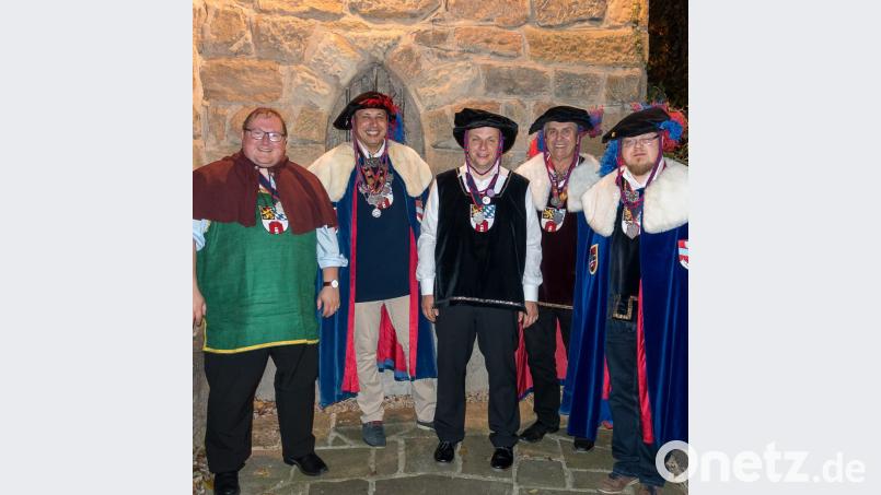 Der Knappe Friederich als Vertreter des Priors (Pfarrer Sven Grillmeier), Großmeister Werner von Podewils (von links), Kanzler Sebastian Graf von Reichenbach-Goschütz sowie Zucht- und Knappenmeister Wolf vom Seegrund freuen sich mit dem Knappen Arthus (von rechts) über seine Junkerernennung. Bild: hl