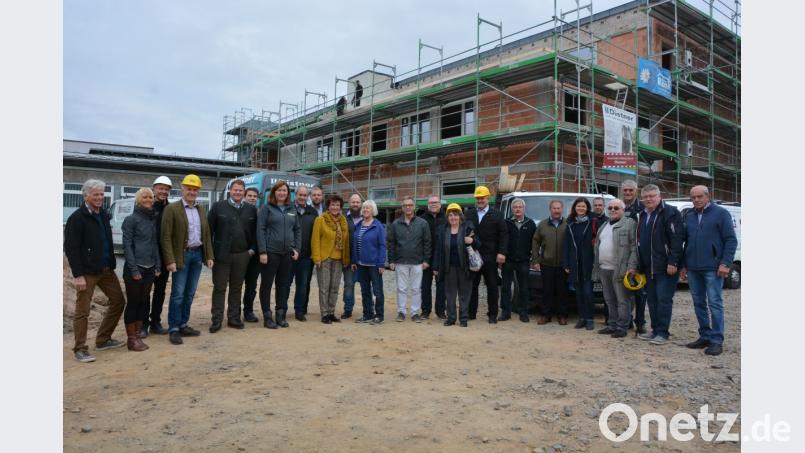 Die Mitterteicher Stadträte mit Vertretern der Gemeinde Leonberg und der Verwaltungsgemeinschaft vor der Baustelle der Grundschule. Bild: jr
