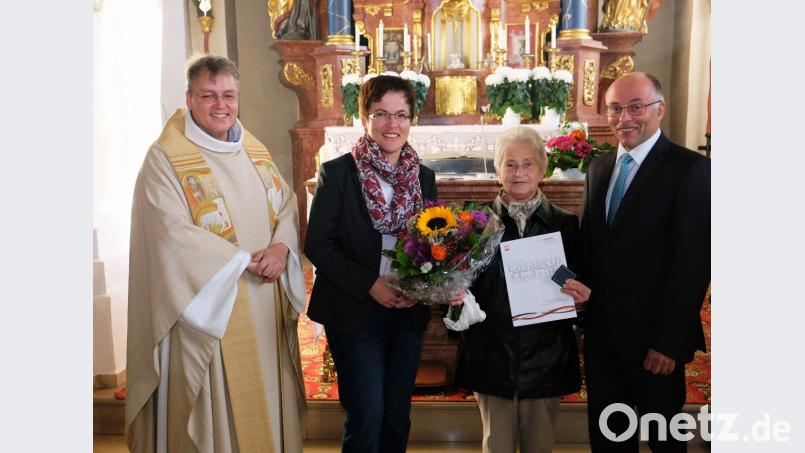 Vorbildlich betreute Maria Walter (Zweite von rechts) seit der Einweihung am 4. Mai 1975 die Münchsreuther Kapelledas schmucke Kirchlein. Ab 2010 war sie in dem schmucken Kirchlein auch als Mesnerin tätig. Bei der Verabschiedung in der Oberbibracher Expositurkirche danken (von links) Pfarrer Adrian Kugler, Pfarrgemeinderätin Irene Walter und Bürgermeister Albert Nickl für das jahrzehntelange Engagement. Bild: do
