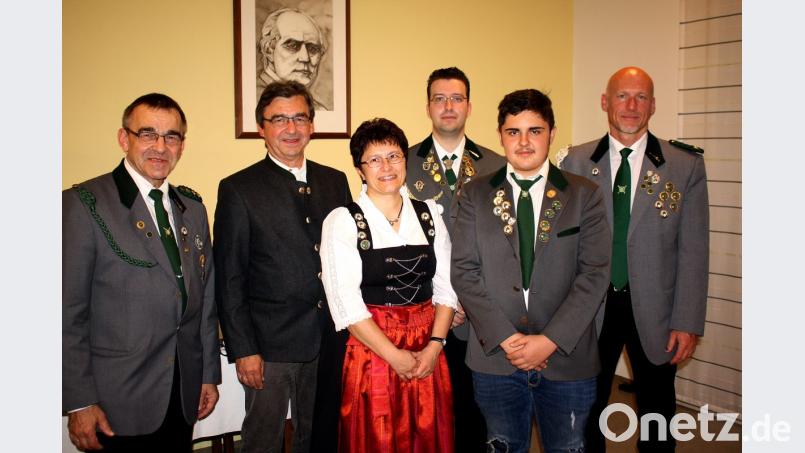 Die Vereinsmeister der "Freiheit" erhalten von Schützenmeister Albert Riedl (von links) ihre Meisternadeln: Hermann Riedl, Christine Poß, Alexander Thiel, Denis Weidner, Thomas Jahreis. Bild: R. Kreuzer