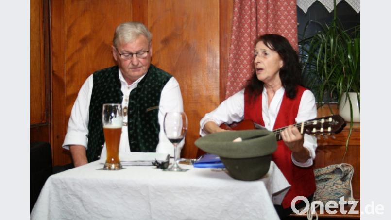Das Neualbenreuther Zwio bereichert den Abend im Gasthof &quot;Grüner Kranz&quot; . Bild: roh