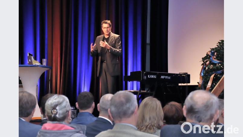 In der Nordgauhalle war war der bekannte Pianoreferent Martin Klapheck.Gast der Raiffeisenbank im Naabtal. Bild: Thomas Dobler