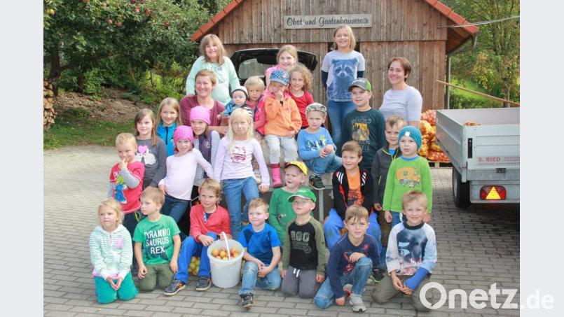 Die Vorsitzende des Obst- und Gartenbauvereins, Elisabeth Kederer, übernahm zusammen mit Monika Schwandner die Organisation der Aktion. Beide freuten sich über die große Anzahl an Kindern, die mitmachten. Bild: ema