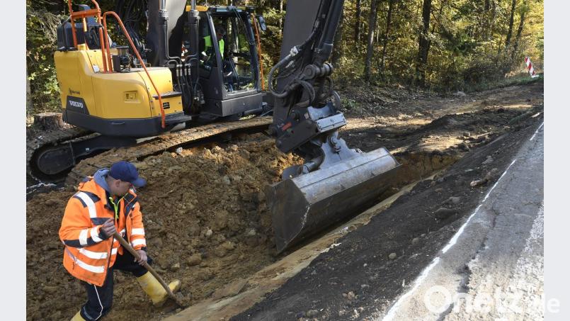 An den Banketten werden derzeit die Entwässerungsrohre neu verlegt. Bild: Petra Hartl