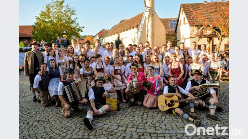 Der Baum ist ausgetanzt: Die Kirwapaare zusammen mit Stefan Ott (links), der mit ihnen die Tänze eingeübt hat. Vorn in der Mitte das neue Oberkirwapaar Magdalena Englhard und Andreas Falk sowie die Musiker von den"Bouzn Briadan. Bild: fdl