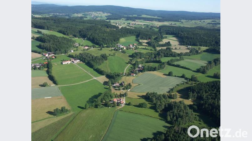 Weitläufig und verstreut präsentiert sich der Waidhauser Ortsteil Reinhardsrieth aus der Luft. Ein besonderes Flair trägt die bergige Landschaft ringsum zur reizenden Idylle bei. Bild: fjo