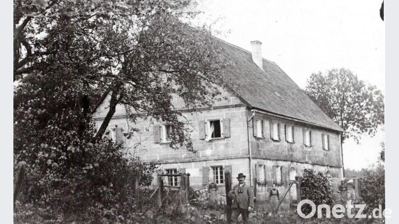 Es ist ein ansehnliches Anwesen: Nach seiner Räumung wird das Gut Luisenhof nach und nach abgebaut. Die Steine der Gebäude dienen nicht nur privaten Häuslebauern in Kirchenthumbach als Baumaterial. Bild: ü