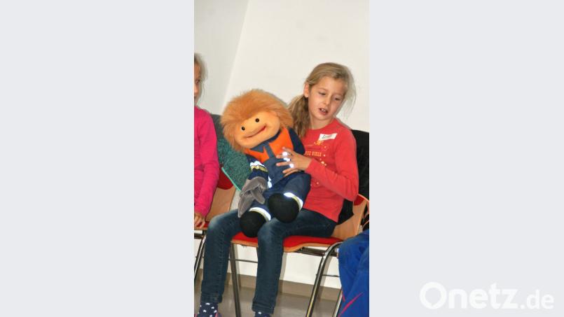 &quot;Flori&quot;, das Maskottchen der Kinderfeuerwehr, ist immer mit dabei. Bild: agr