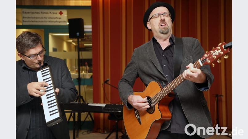 Franz Schuier und Hubert Treml (von links) gestalten mit lustigen, aber auch nachdenklichen Liedern die Geburtstagsfeier in der Palliativstation. Bild: Wolfgang Steinbacher