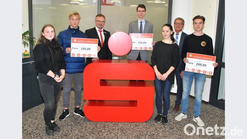 Die Schüler und Sparkassen-Verantworlichen freuen sich über ihre Selfies (von links): Violetta Funkner und Moritz Burkhard, Thomas Müllner, Christopher Schäffler, Hannah Schieder, Karlheinz Schreiner und Lucas Lindner. Bild: exb