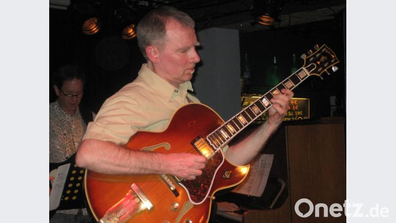 Der Gitarrist Michael Arlt gastierte schon mehrmals mit unterschiedlichen Formationen in Weiden. Sein aktuelles Sextett ist mit Musikern aus Deutschland, Österreich, Frankreich und Spanien international besetzt. Bild: lr