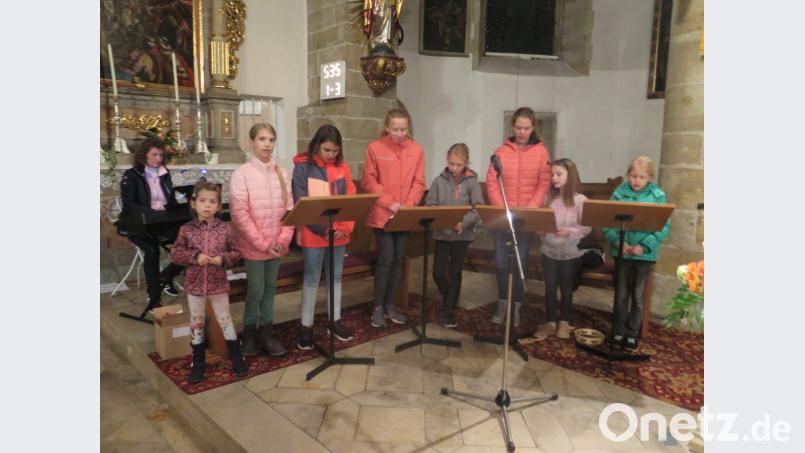 Virginia Gottscholl (am Keyboard) hat die Lieder mit den Mädchen einstudiert. Bild: jzk